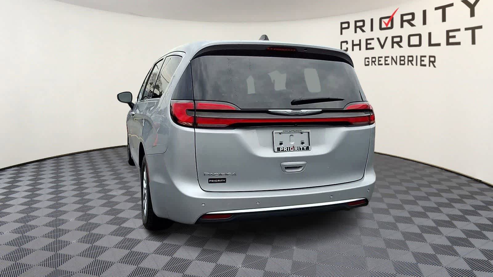 Used 2023 Chrysler Pacifica Touring-L image 7