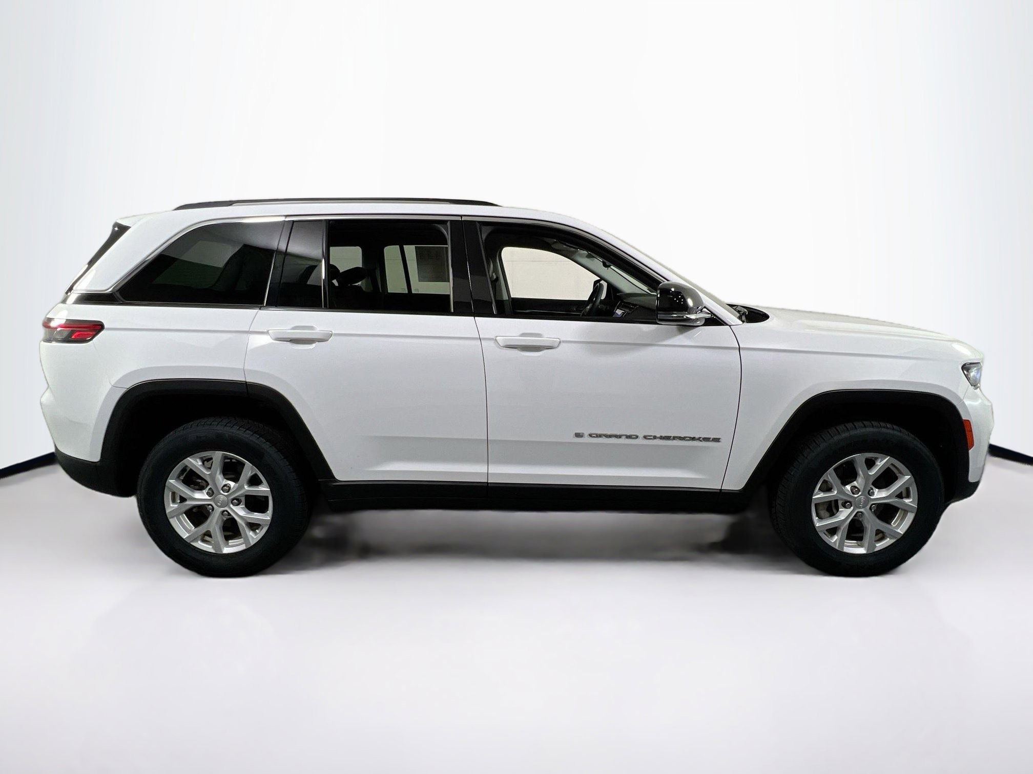Used 2023 Jeep Grand Cherokee Limited image 4