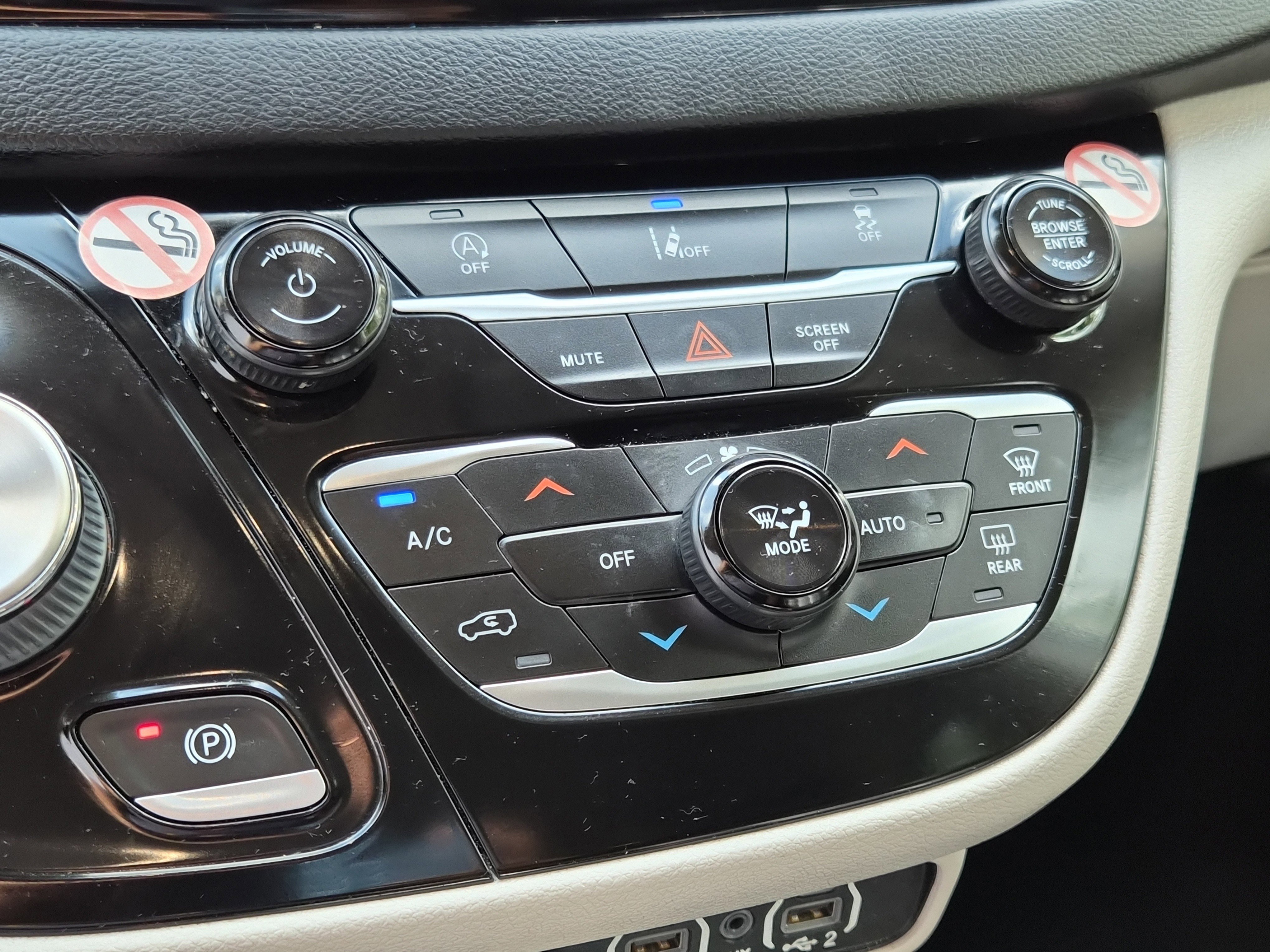 Used 2022 Chrysler Pacifica Touring-L image 29