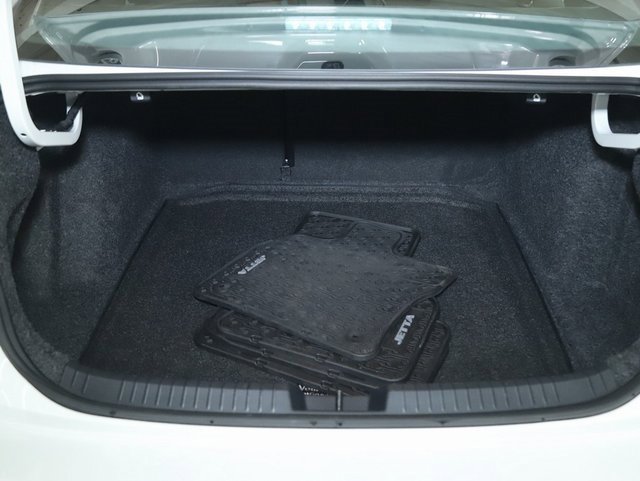 Used 2025 Volkswagen Jetta Sport image 28