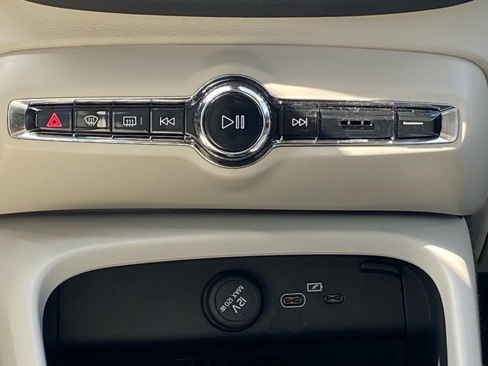 Used 2023 Volvo XC40 B5 Plus AWD/4WD image 7