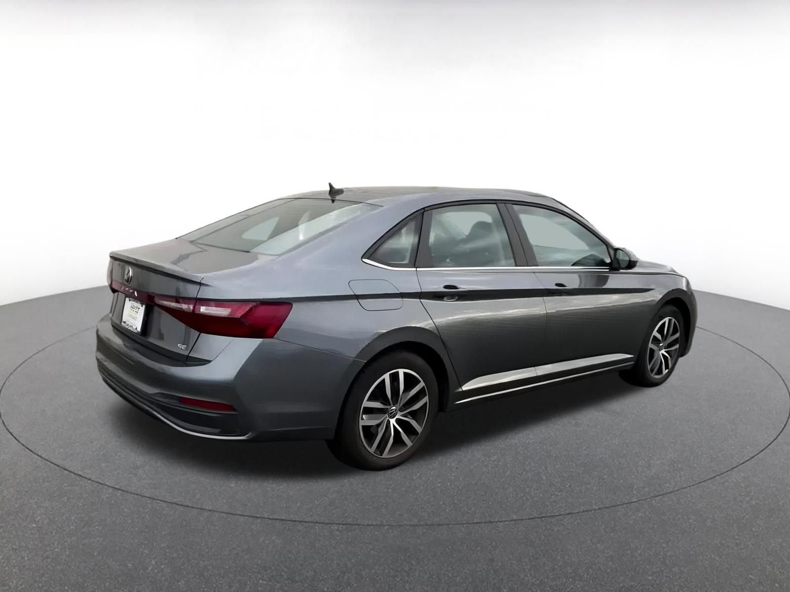 Used 2025 Volkswagen Jetta SE image 12