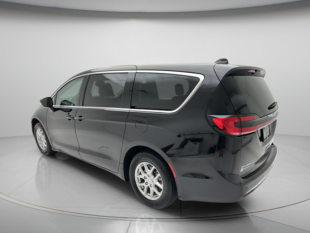 Used 2024 Chrysler Pacifica Touring-L FWD image 5
