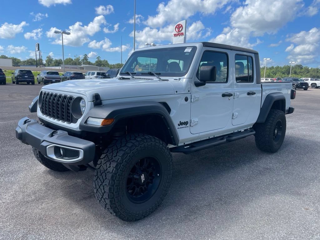 Used 2024 Jeep Gladiator Sport AWD/4WD image 3