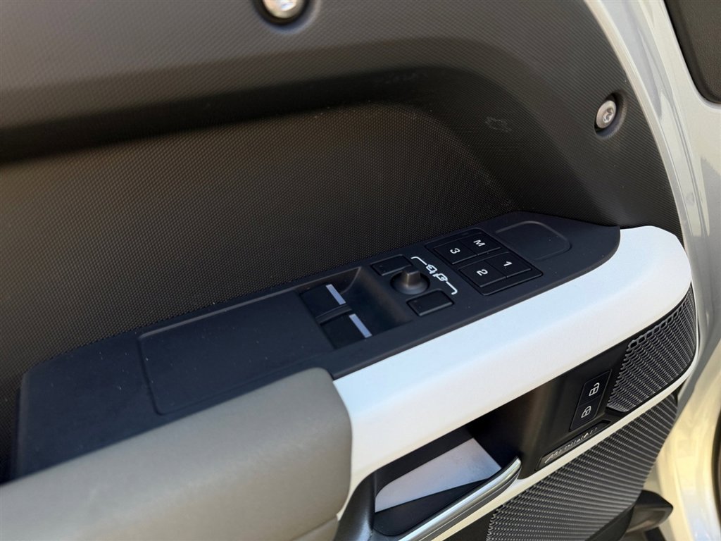Used 2023 Land Rover Defender 90 S image 12
