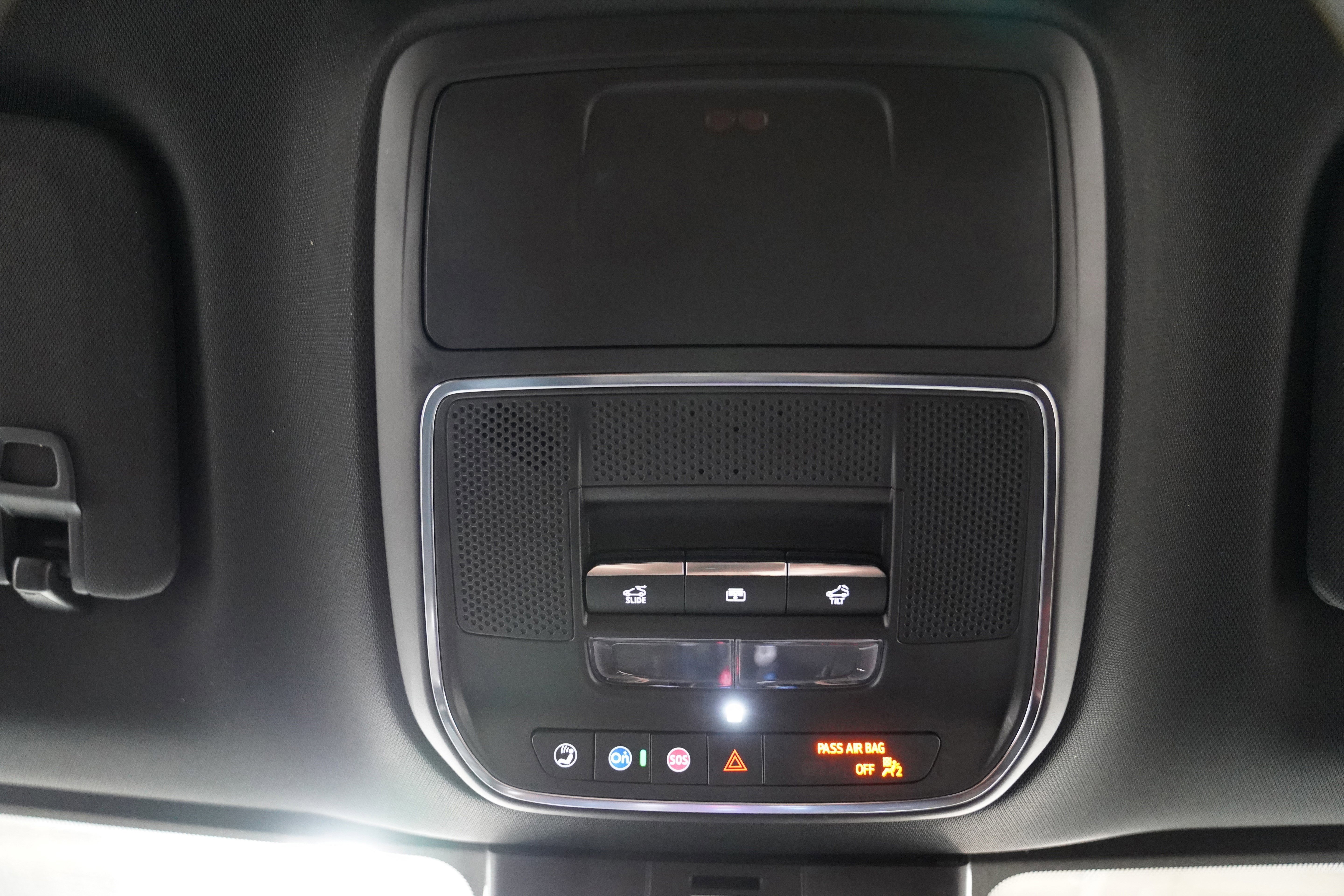 Used 2025 Chevrolet Traverse RS image 32