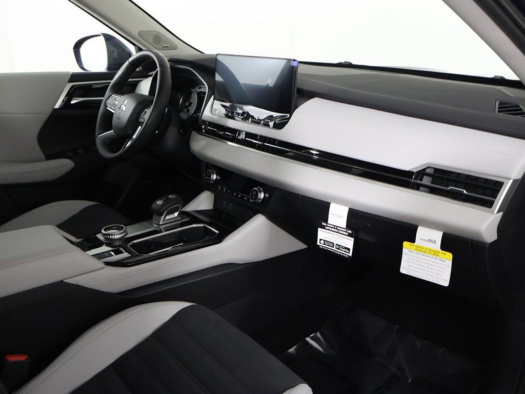 New 2025 Mitsubishi Outlander SE image 30