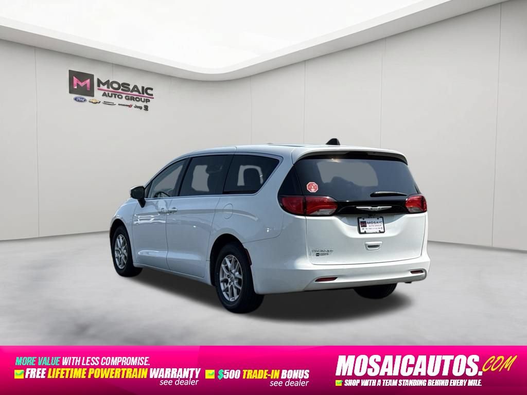 Used 2023 Chrysler Voyager LX FWD image 5