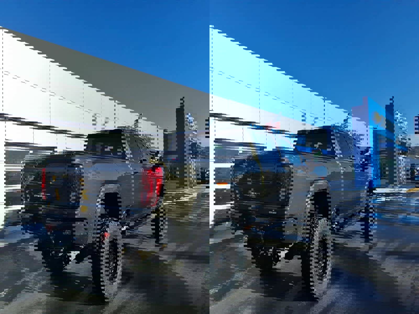 Used 2023 GMC Sierra 2500 SLE w/ SLE Convenience Package image 7