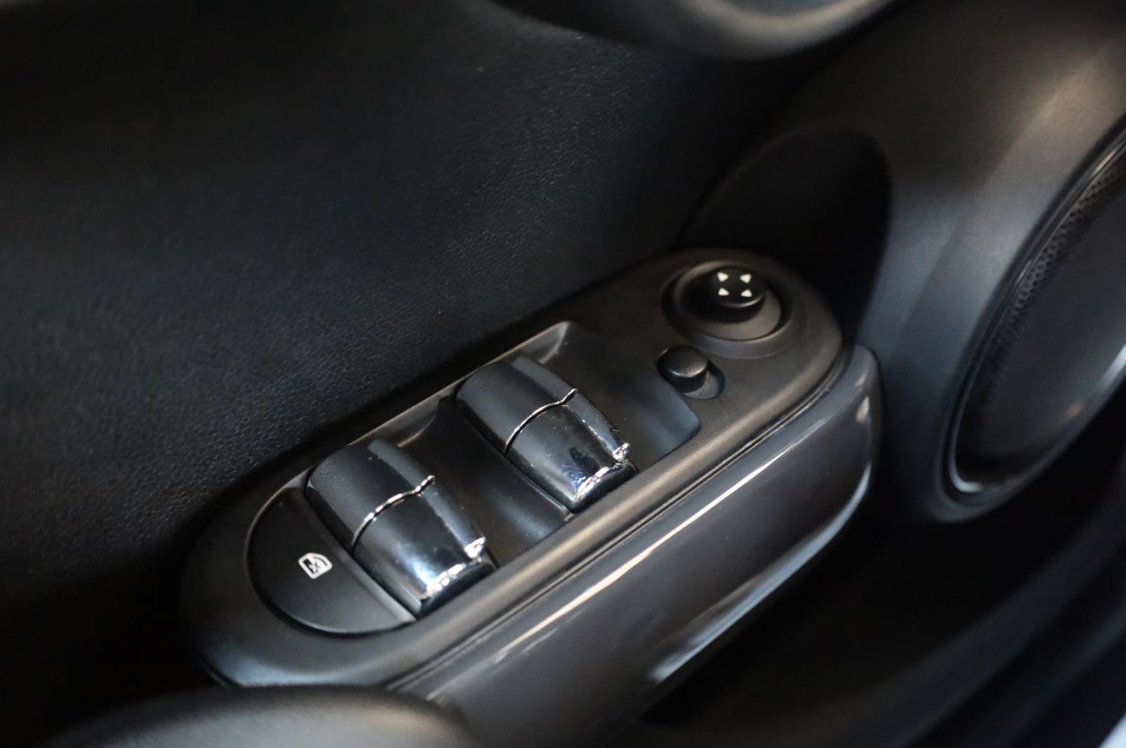Used 2015 MINI Cooper 4-Door Hardtop FWD image 34