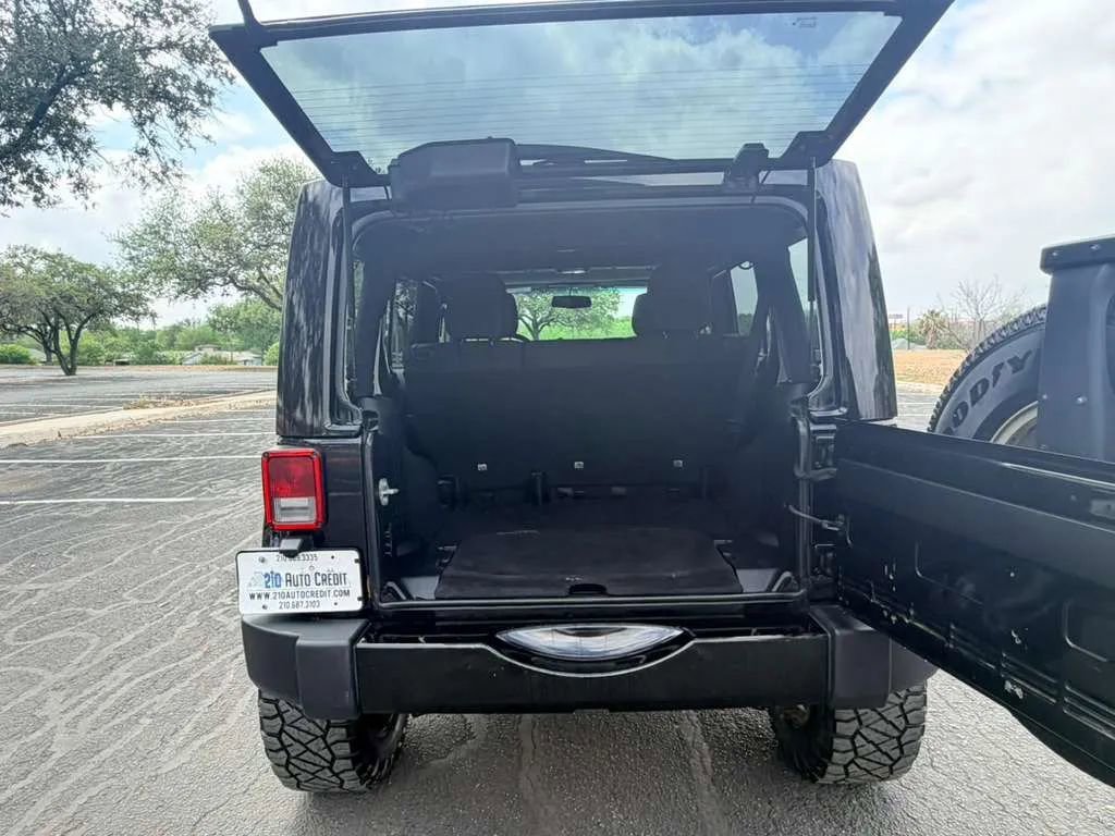 Used 2017 Jeep Wrangler Unlimited Sahara w/ Connectivity Group AWD/4WD image 25