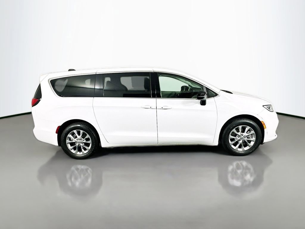 Used 2024 Chrysler Pacifica Touring-L AWD/4WD image 8