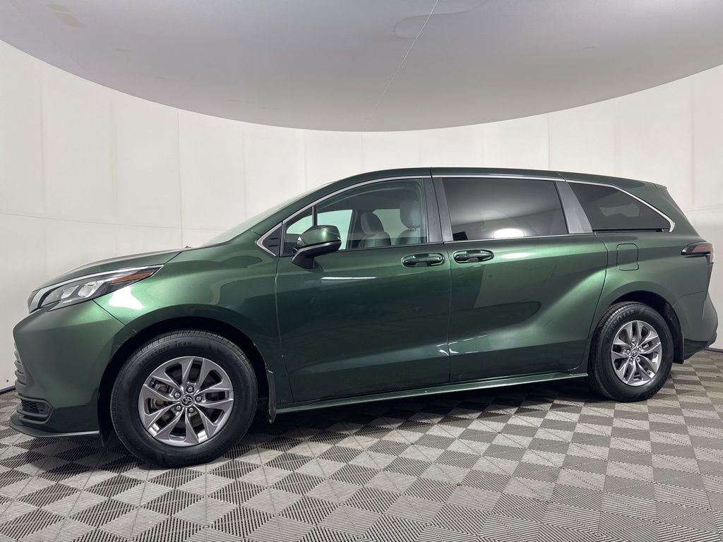 Used 2025 Toyota Sienna LE image 1