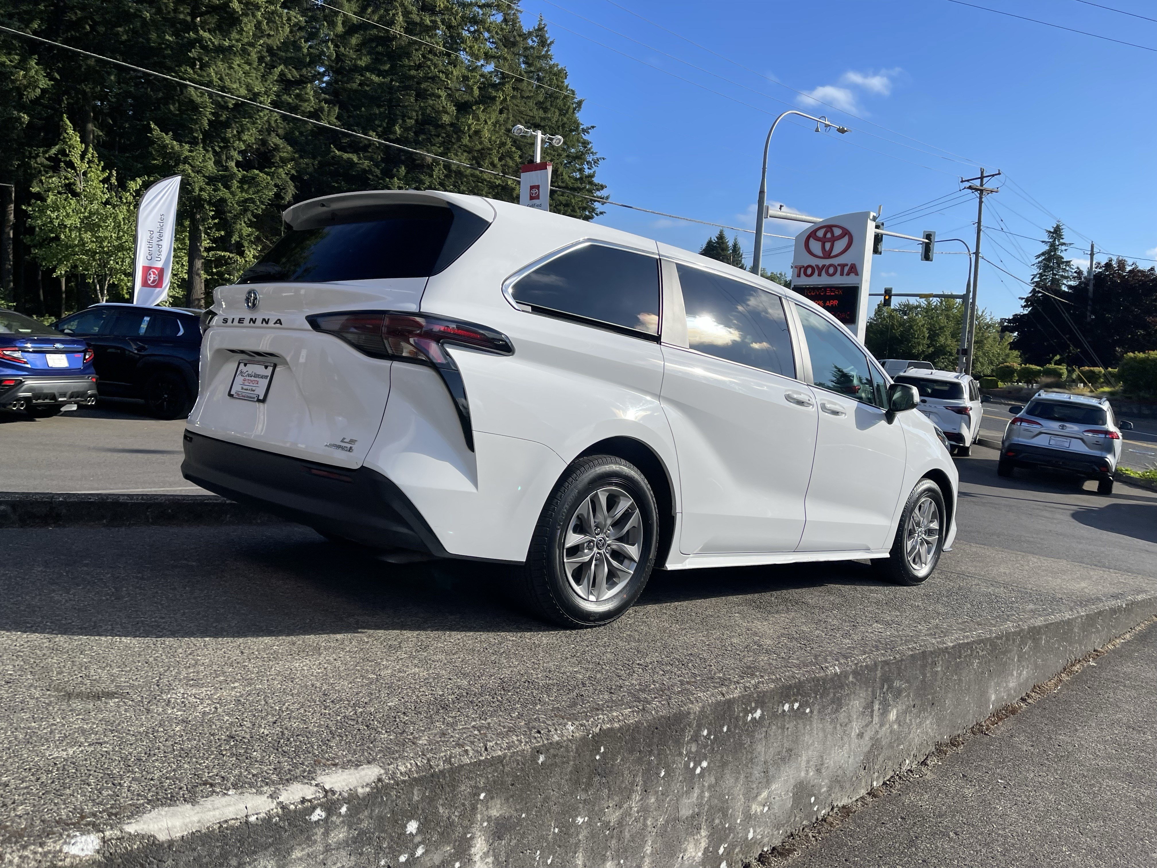 Certified 2024 Toyota Sienna LE AWD/4WD image 7