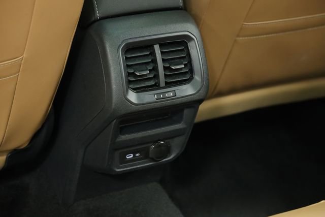 Used 2024 Volkswagen Tiguan SE image 33