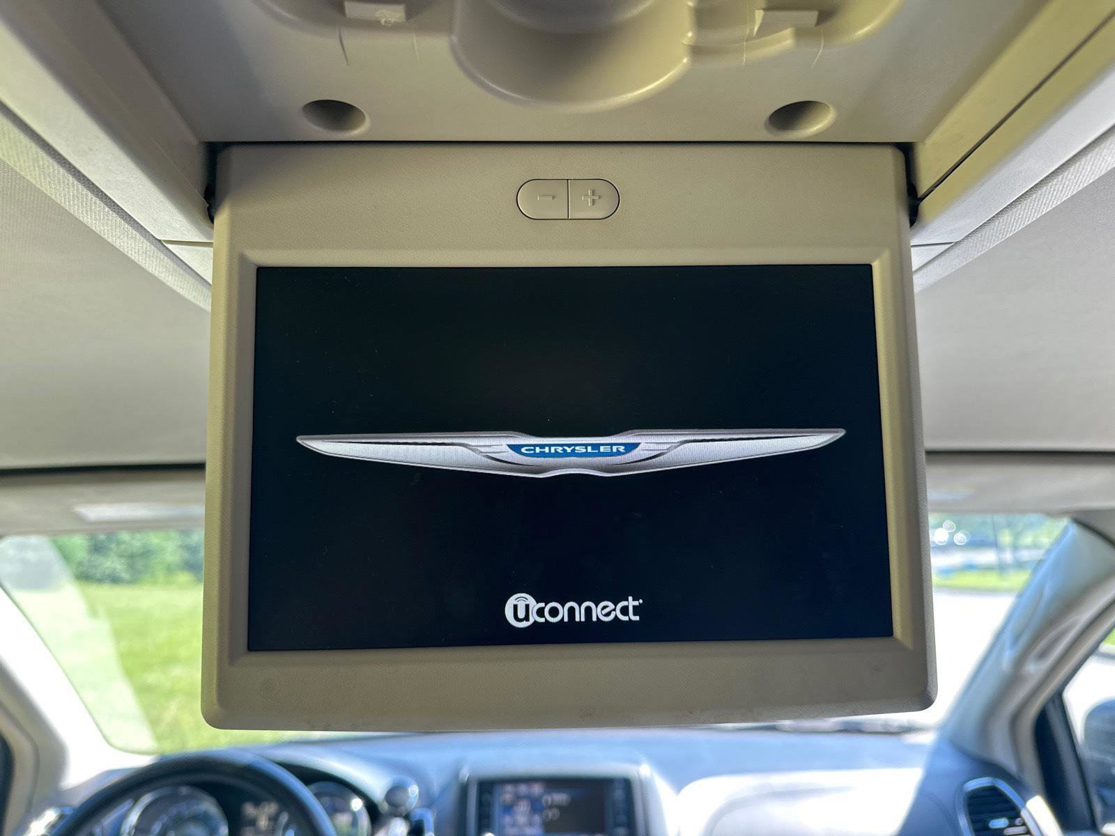 Used 2016 Chrysler Town & Country Touring-L w/ Driver Convenience Group FWD image 9