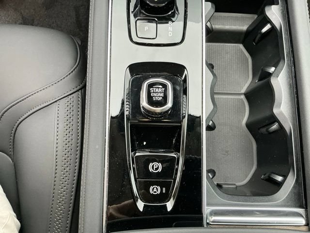 Certified 2025 Volvo XC90 B5 Plus AWD/4WD image 17