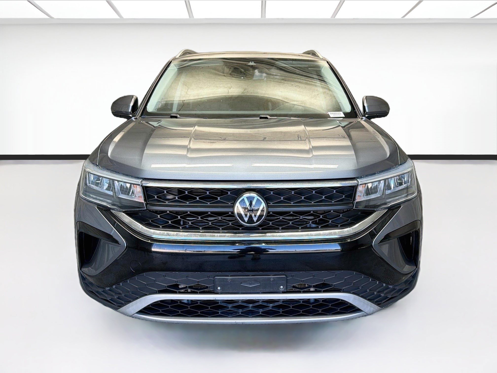 Used 2023 Volkswagen Taos SE w/ Panoramic Sunroof Package FWD image 2