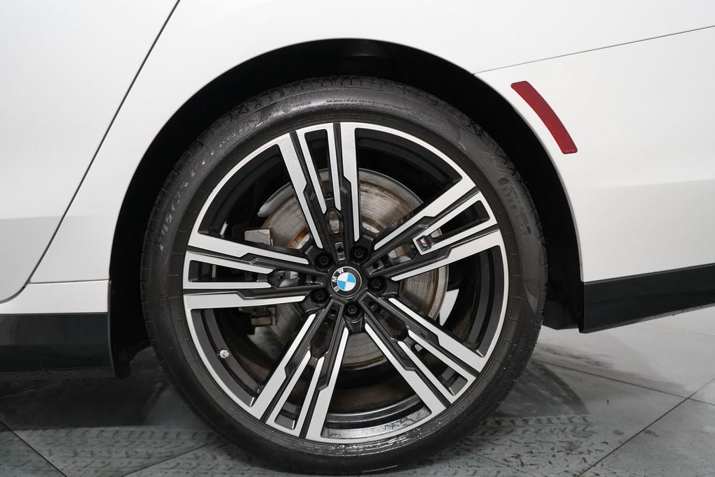 Used 2025 BMW i7 xDrive60 AWD/4WD image 34