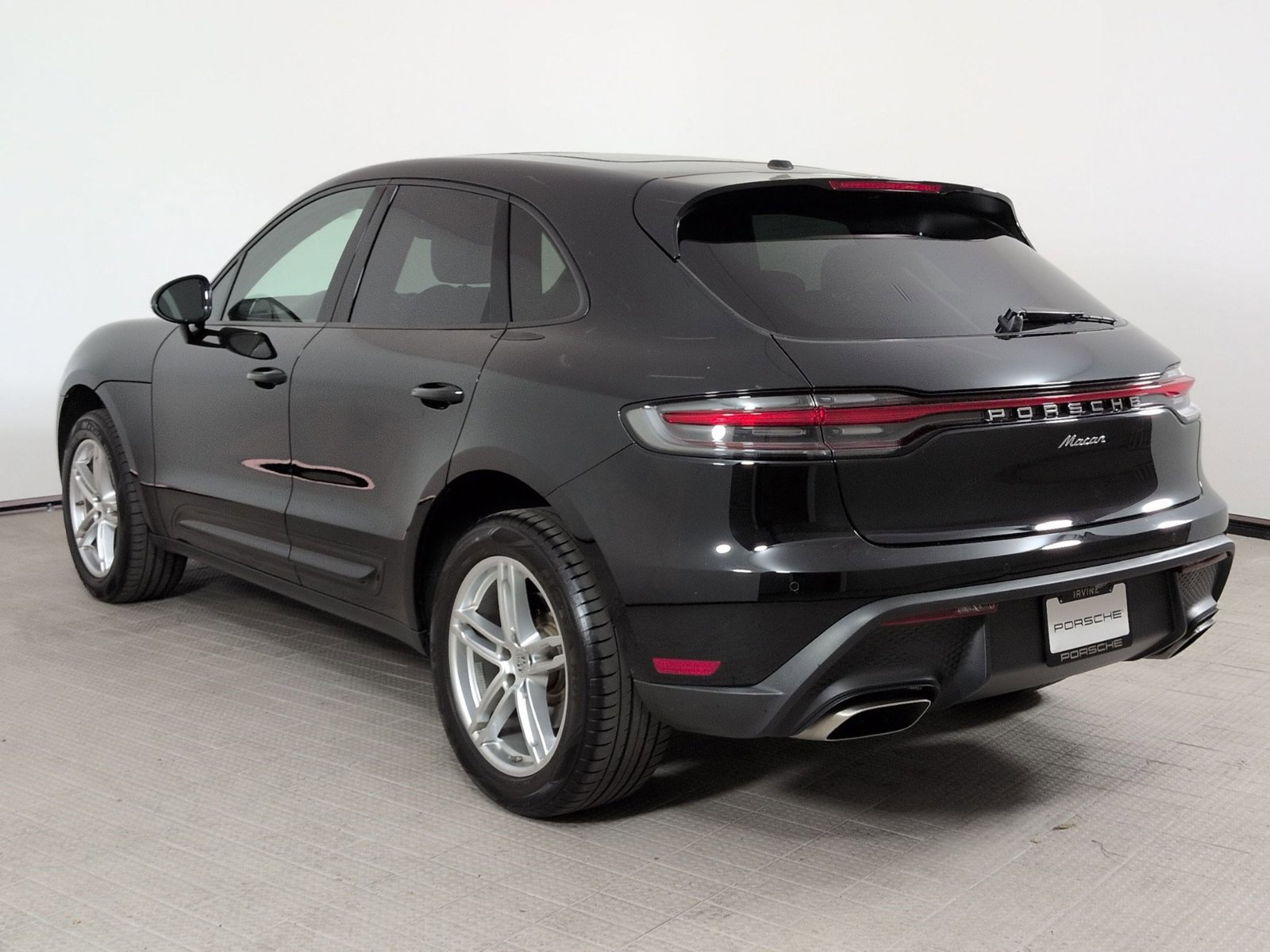 Certified 2025 Porsche Macan Turbo AWD/4WD image 3