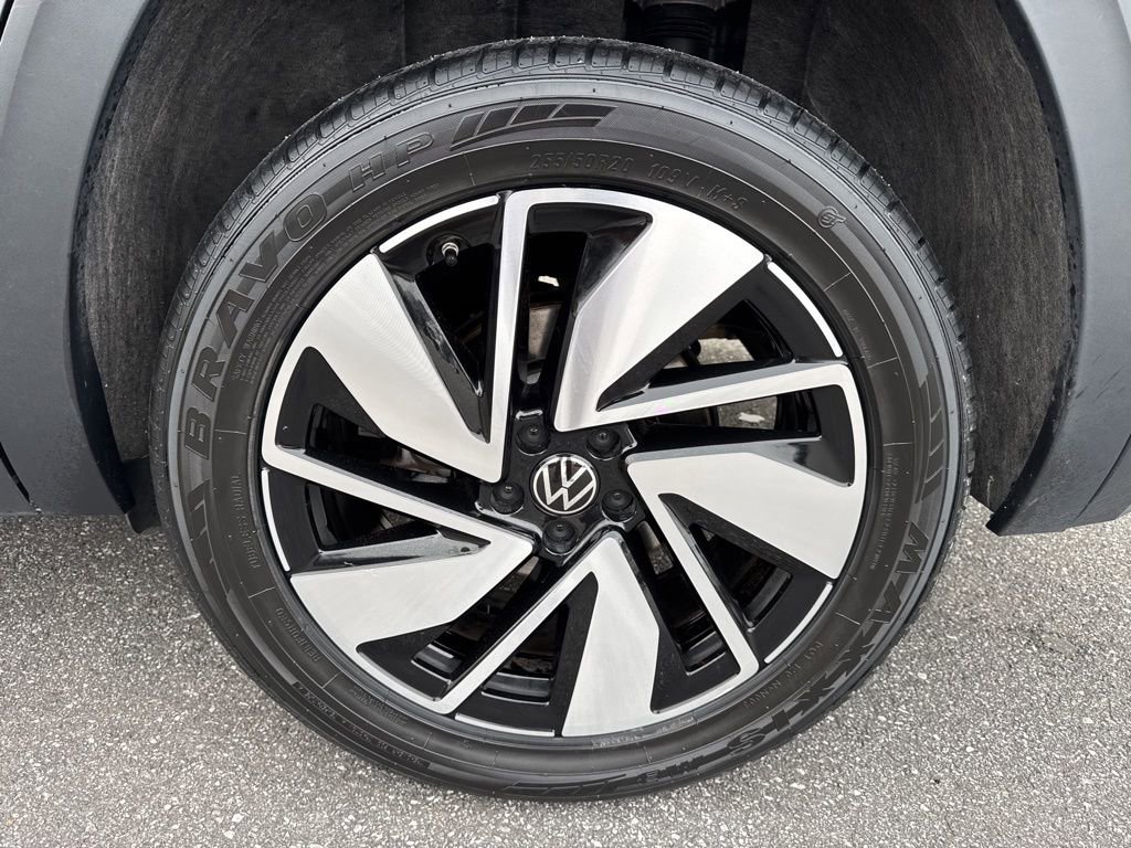 Certified 2025 Volkswagen Atlas SE image 9