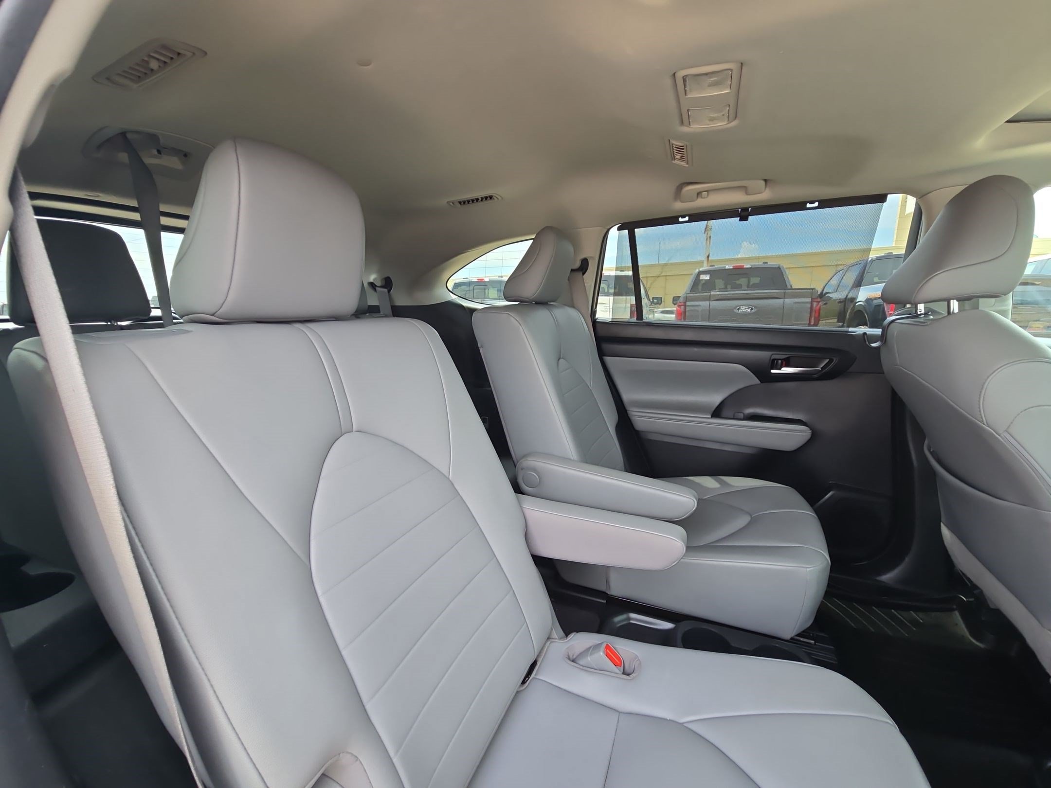 Used 2020 Toyota Highlander XLE FWD image 29