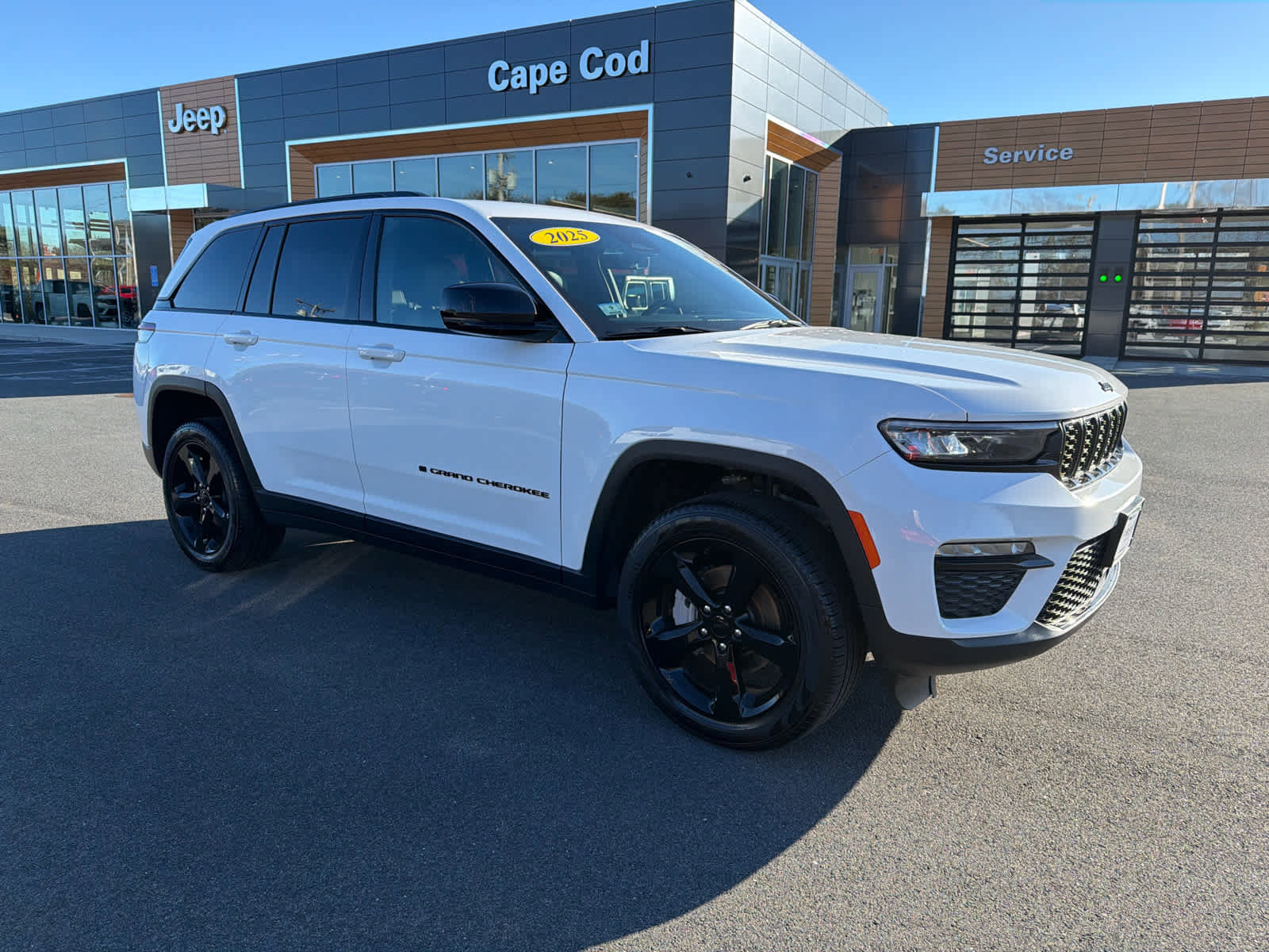 Used 2025 Jeep Grand Cherokee Limited w/ Black Appearance Package image 18