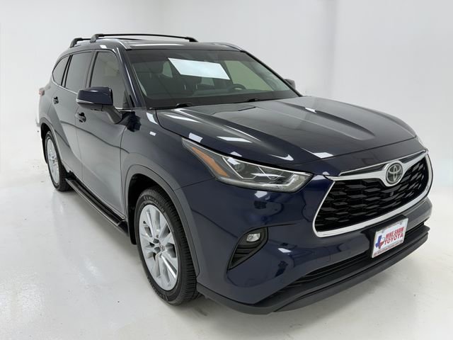 Used 2021 Toyota Highlander Limited FWD image 2