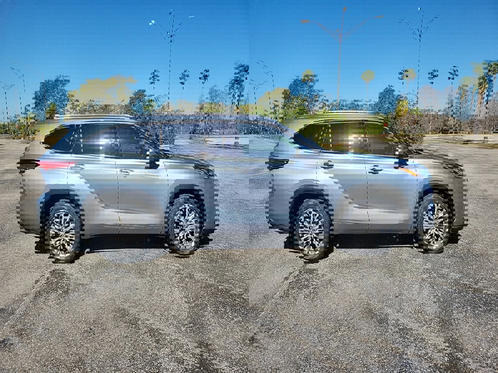 Used 2023 Toyota Highlander Platinum image 5