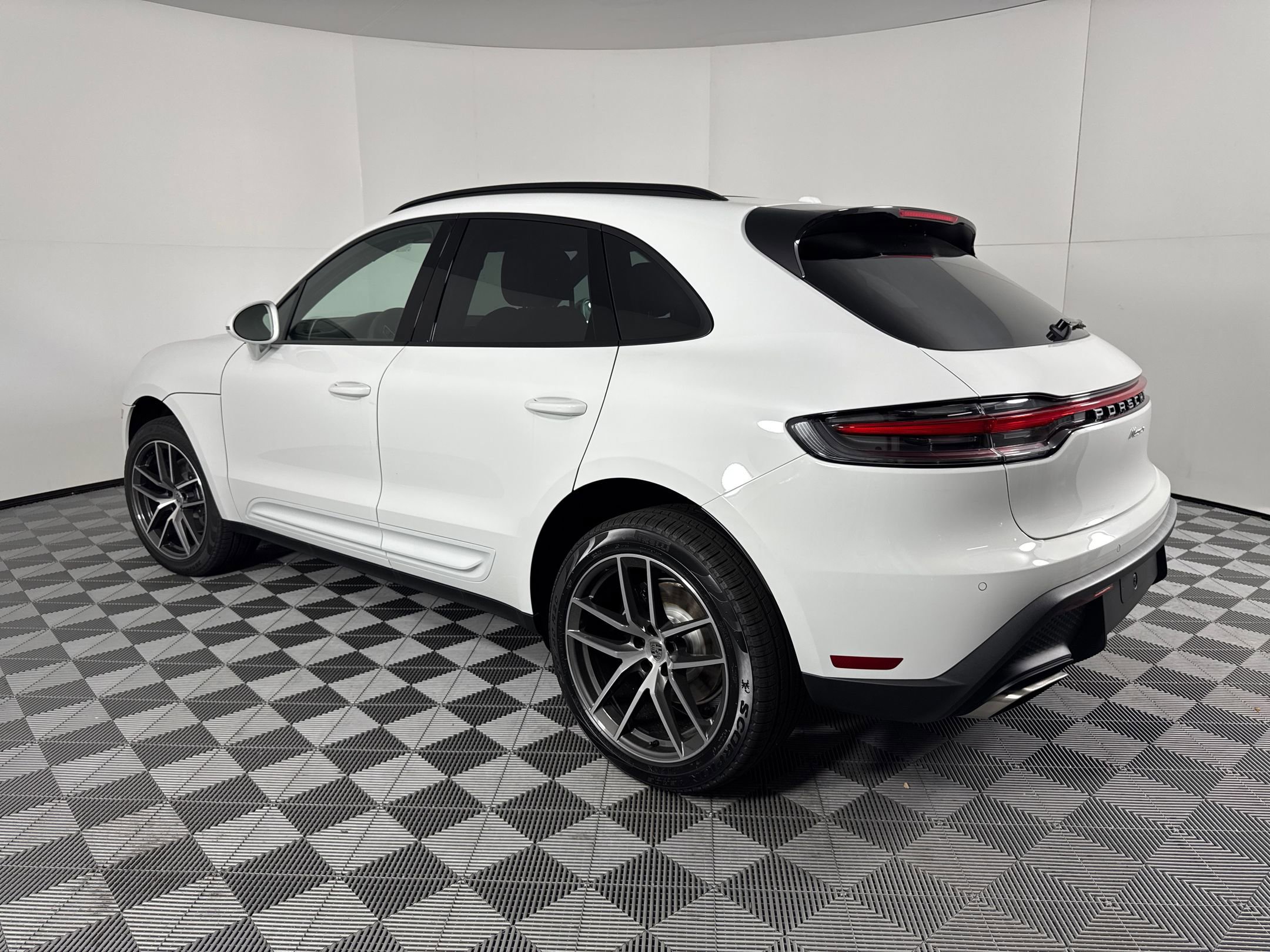 Certified 2026 Porsche Macan image 3