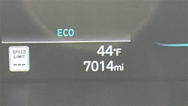 Used 2025 Hyundai Elantra Hybrid FWD image 21