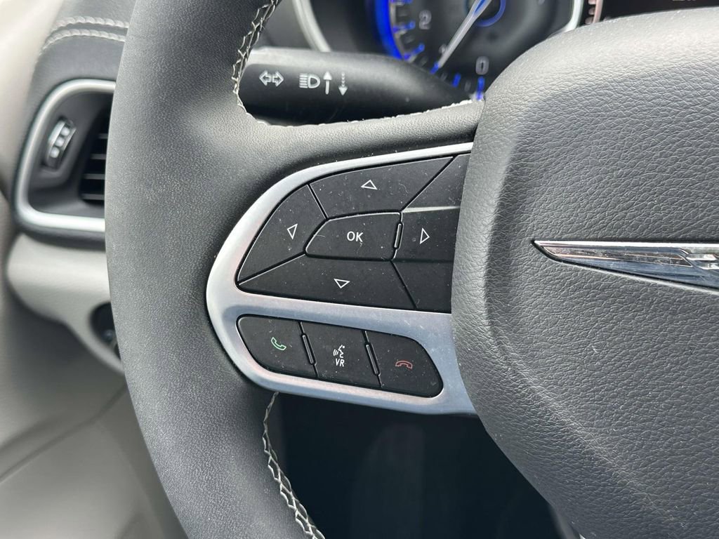 Used 2023 Chrysler Pacifica Touring-L image 22