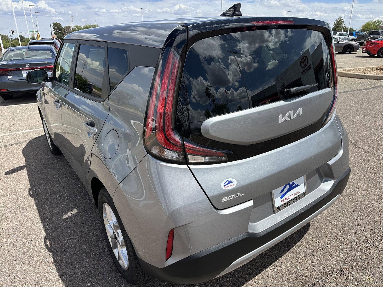 Used 2025 Kia Soul LX FWD image 4