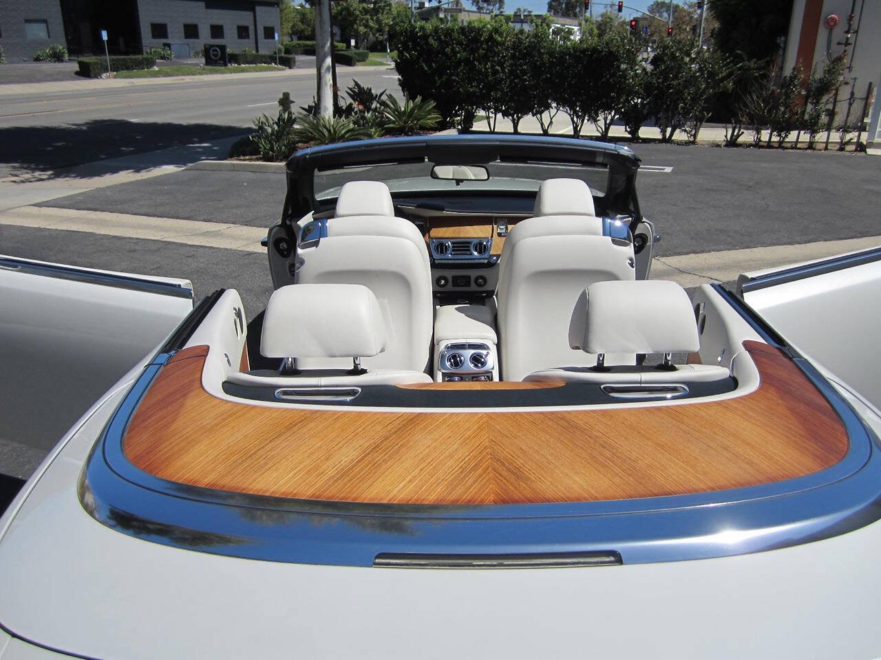 Used 2016 Rolls-Royce Dawn RWD image 26