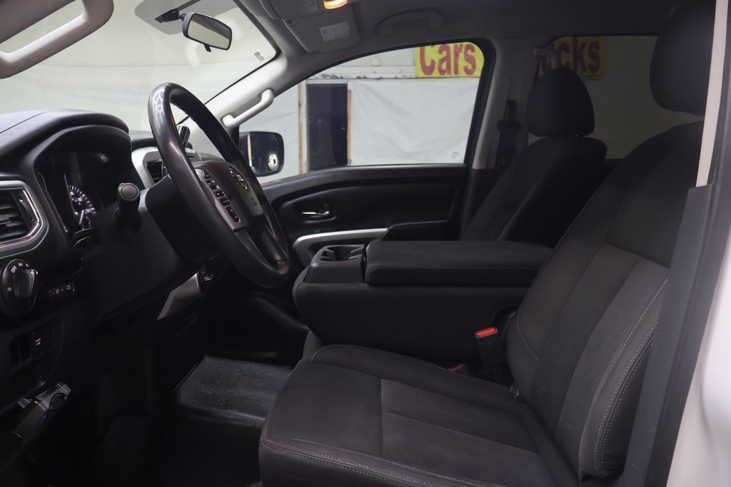 Used 2018 Nissan Titan SV image 16