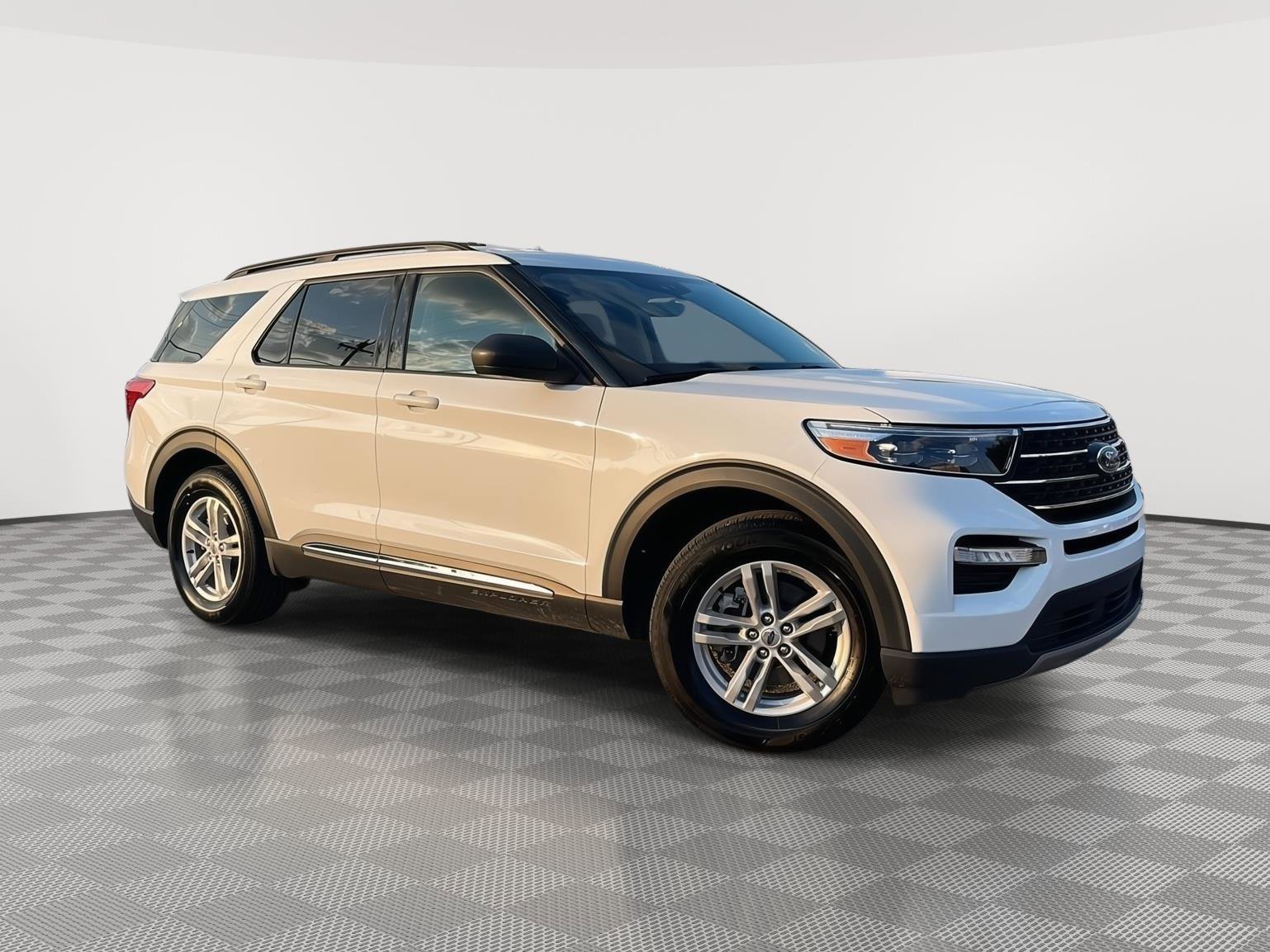 Used 2024 Ford Explorer XLT w/ Equipment Group 202A image 2