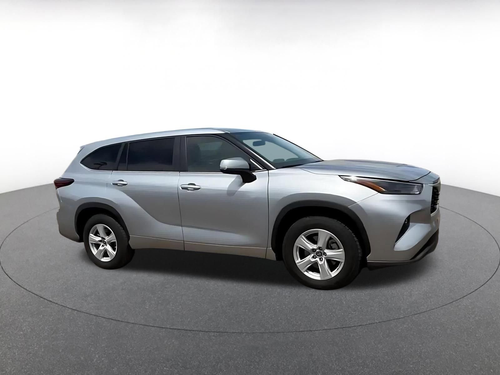 Used 2025 Toyota Highlander LE image 2