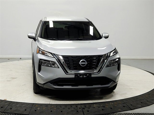 Used 2022 Nissan Rogue SV image 2
