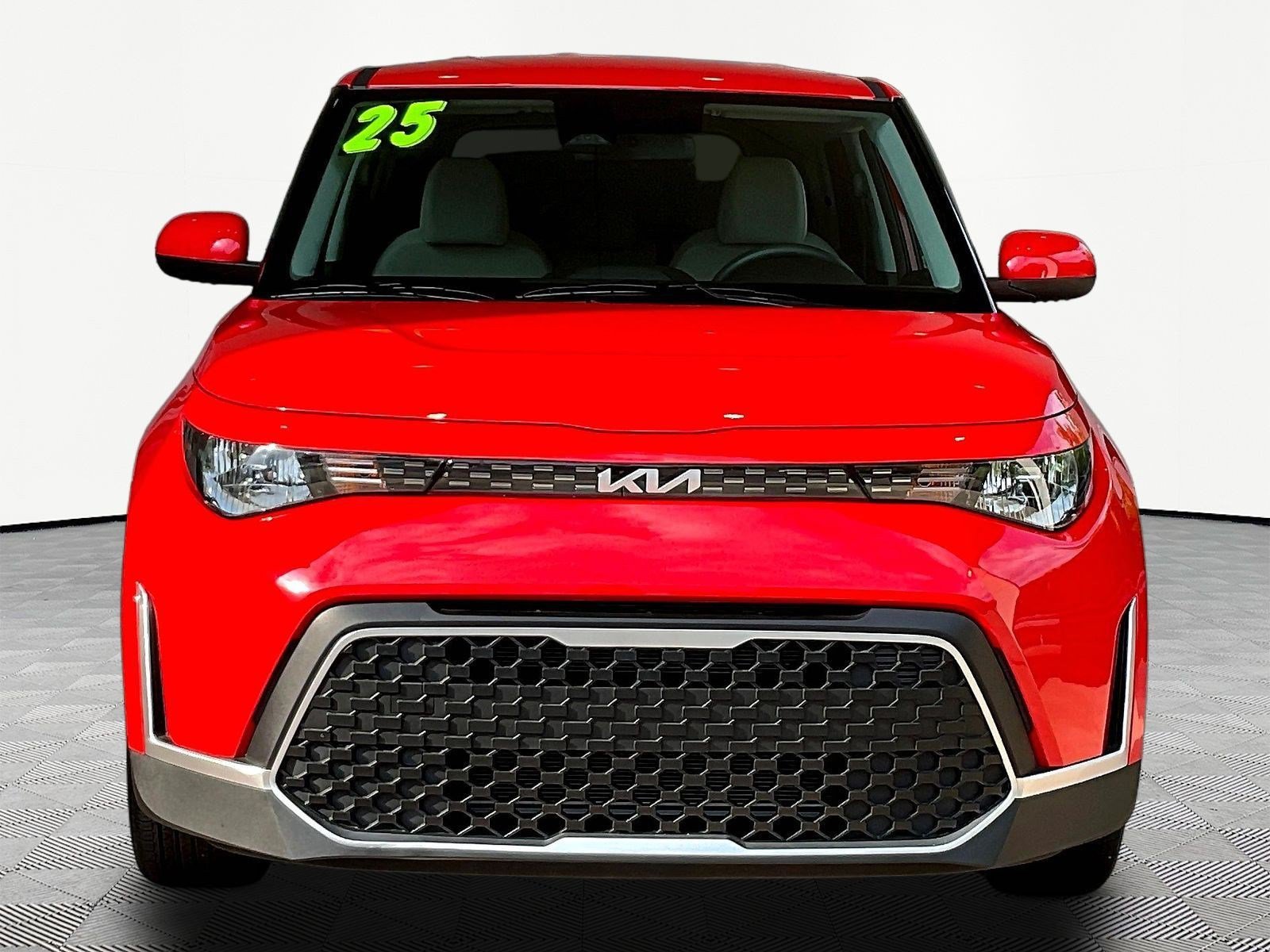 Used 2025 Kia Soul LX w/ LX Technology Package FWD image 2