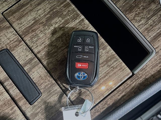 Used 2025 Toyota Sienna Platinum image 32