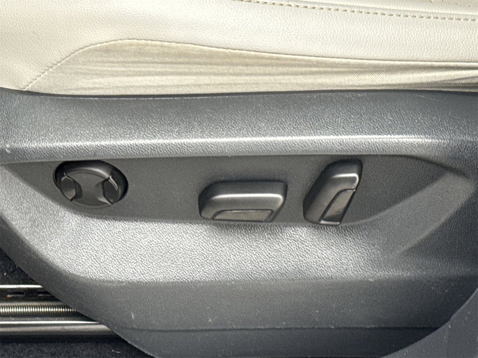 Used 2021 Volkswagen Tiguan SE w/ Panoramic Sunroof Package image 16