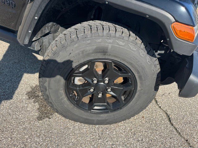 Used 2022 Jeep Gladiator Willys AWD/4WD image 37