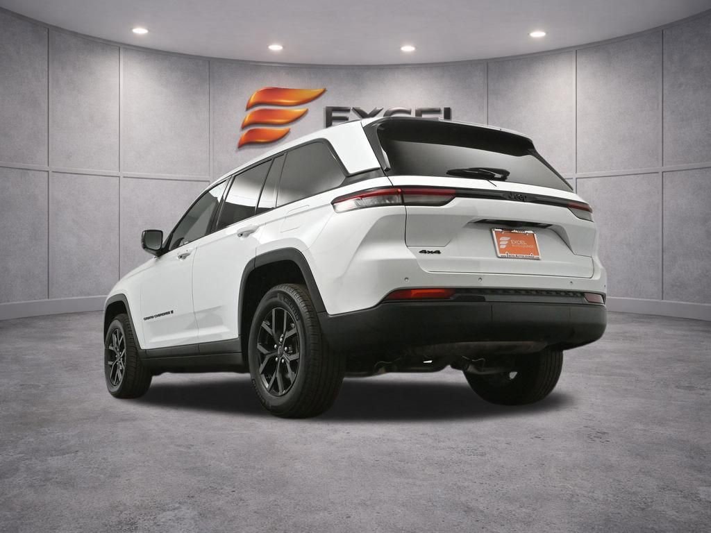 Used 2025 Jeep Grand Cherokee Altitude AWD/4WD image 43