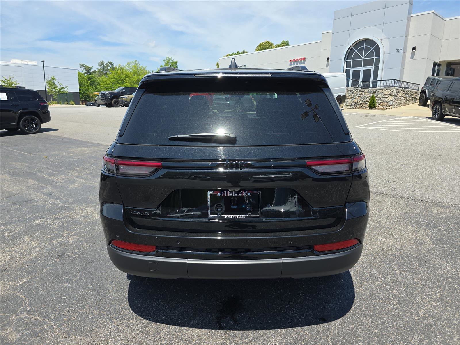 Used 2025 Jeep Grand Cherokee Altitude AWD/4WD image 4