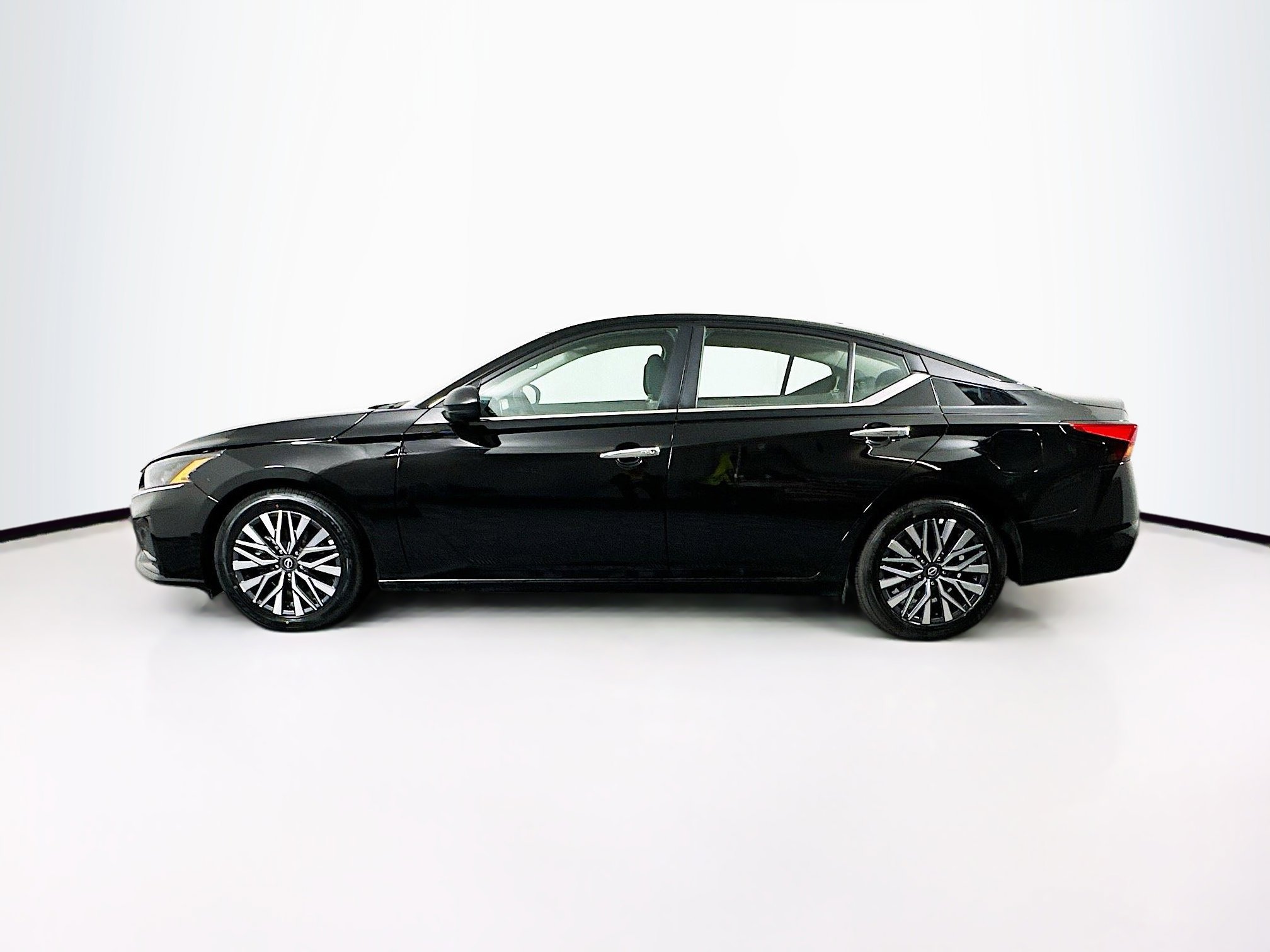 Used 2025 Nissan Altima 2.5 SV image 4