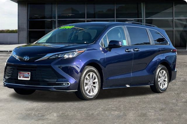 Used 2023 Toyota Sienna XLE image 10