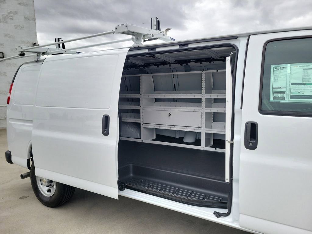 New 2026 Chevrolet Express 2500 Extended w/ Communications Package RWD image 17