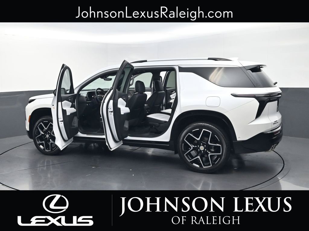 Used 2025 Chevrolet Traverse High Country FWD image 37