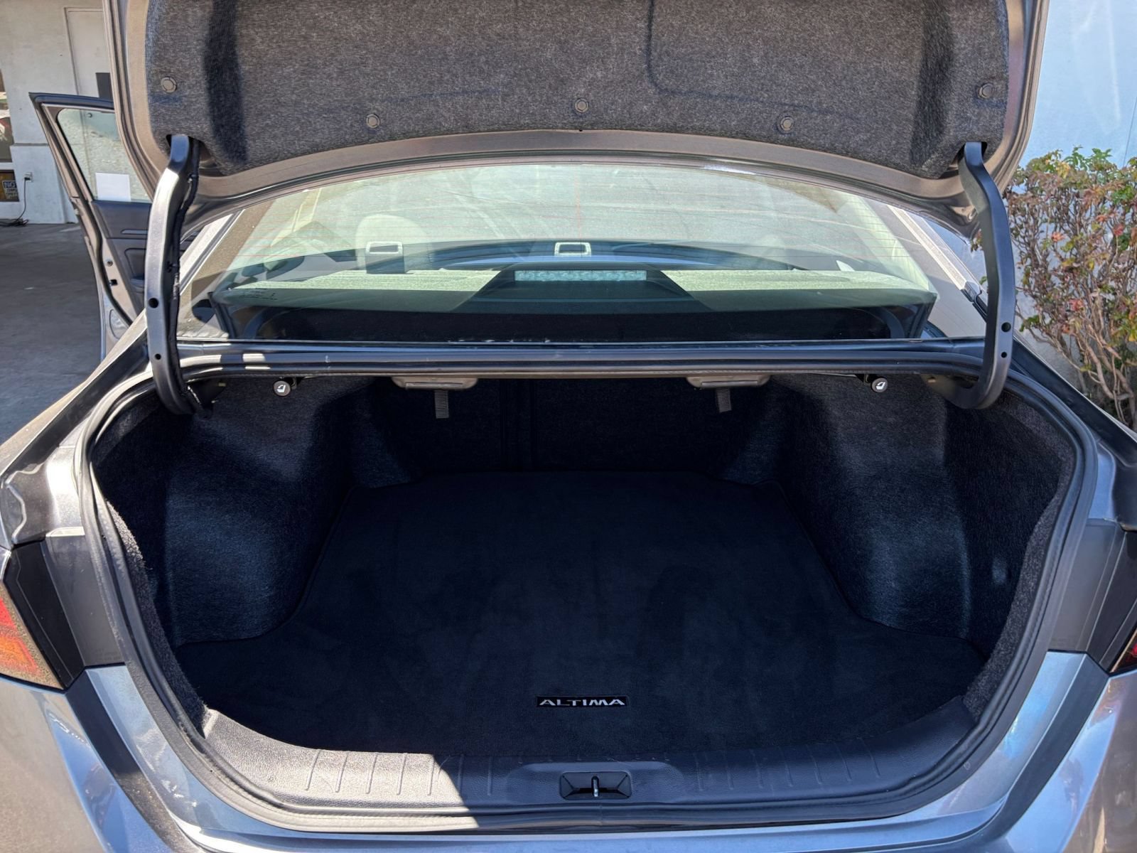 Used 2025 Nissan Altima 2.5 SV FWD image 32