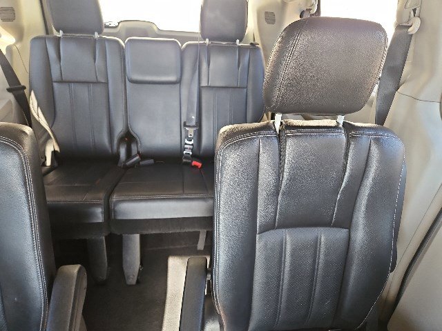 Used 2014 Chrysler Town & Country Touring-L image 11